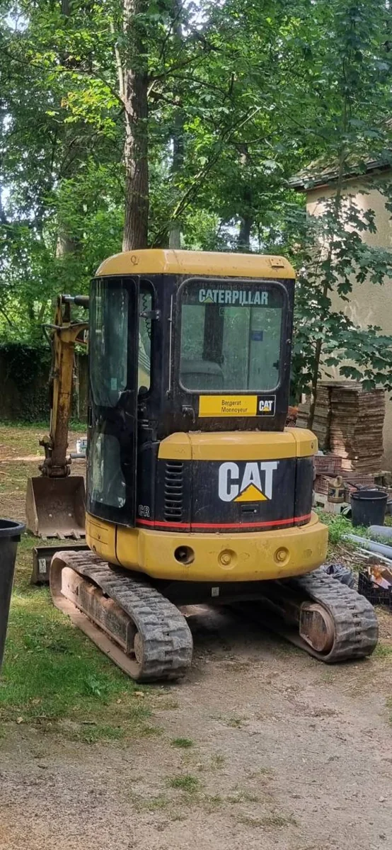 Mini-pelle à cabine fermée proposée à la location - Yvelines (78)