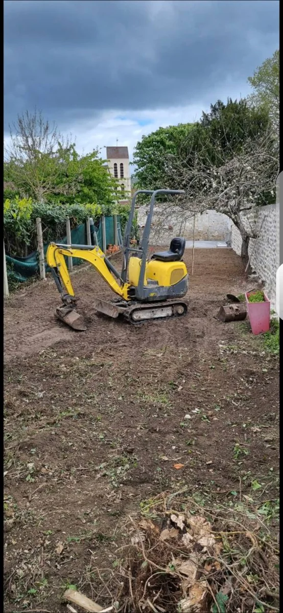 Mini-pelle compacte à poste de conduite ouvert, sur chantier - Yvelines (78)